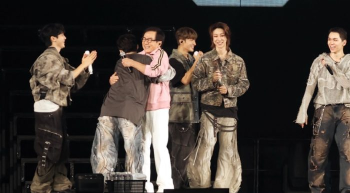 Jackie Chan Kejutkan Ribuan Penonton, Tiba-tiba Hadir di Konser Seventeen Hong Kong!
